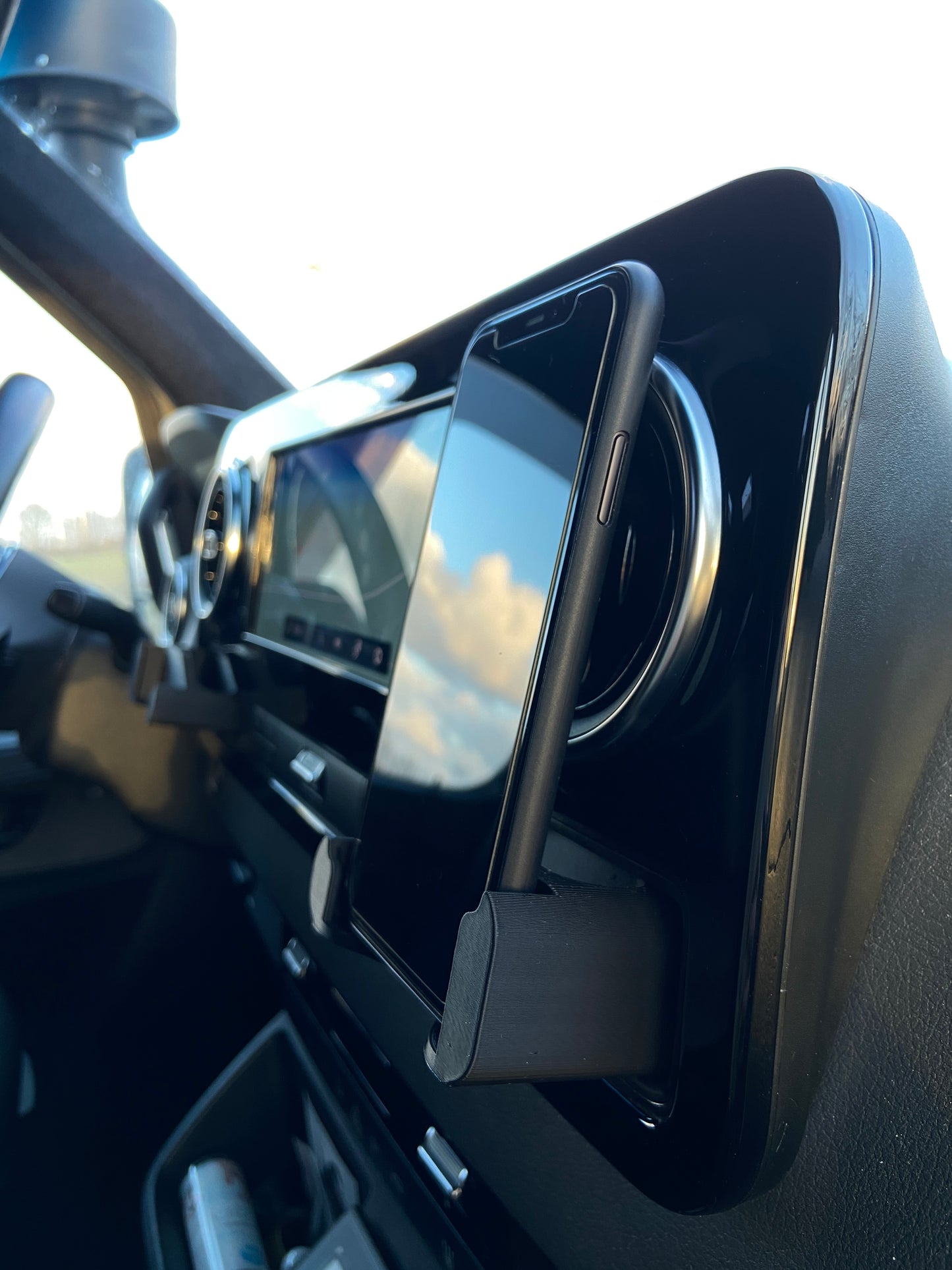 Smartphone Handyhalter passend für Mercedes Sprinter W907 - Sichere und moderne Lösung für dein Vanlife Abenteuer, Roadtrip, Urlaub, Reise