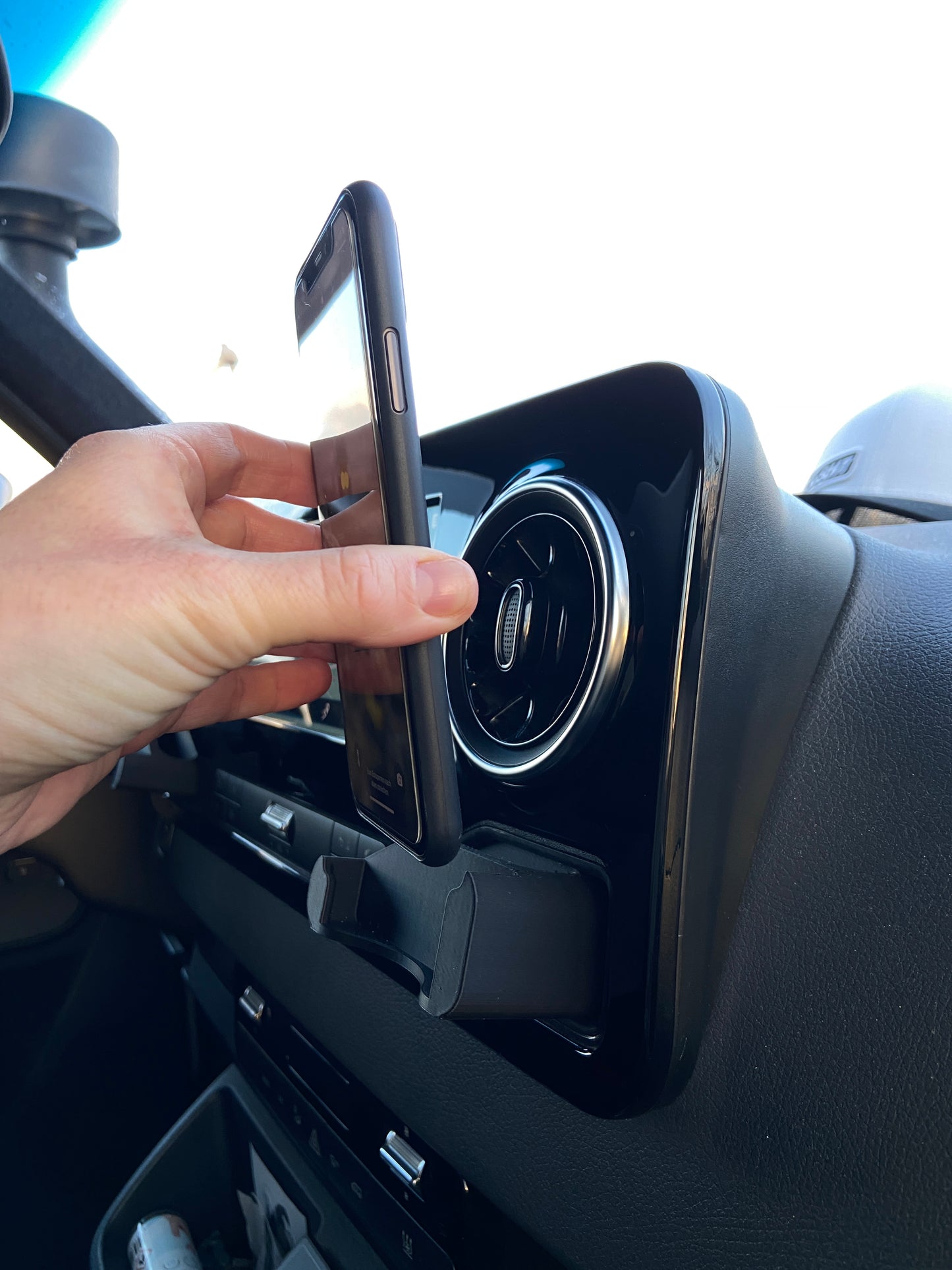 Smartphone Handyhalter passend für Mercedes Sprinter W907 - Sichere und moderne Lösung für dein Vanlife Abenteuer, Roadtrip, Urlaub, Reise